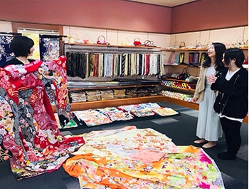 2. まずは気になる振袖を選品