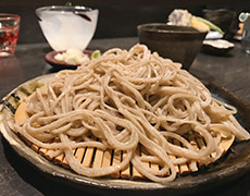 締めには自慢の蕎麦、強い香りと食感はたがたの命！