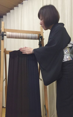 てんぐすを織り込んだ生地を絞る体験をしてみました