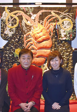 紅白の衣裳となった伊勢海老のきものの前で千地さんと撮影