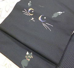 お太鼓とタレに猫。締める人も見る人も思わず笑顔になります。
