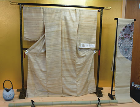 神代杉をイメージさせる美しい色とモダンな模様