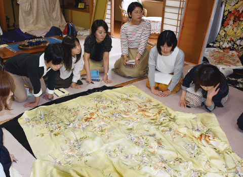 こ刺繍の美しさに全員目を見張りました！