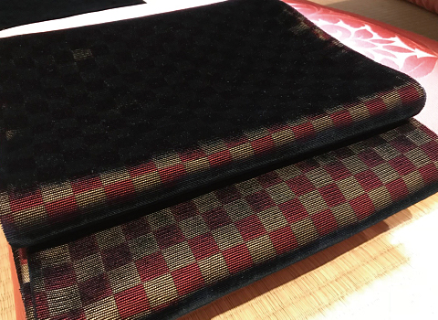 市松柄のビロード織の袋帯。見る角度によって色が黒に見えたりします。