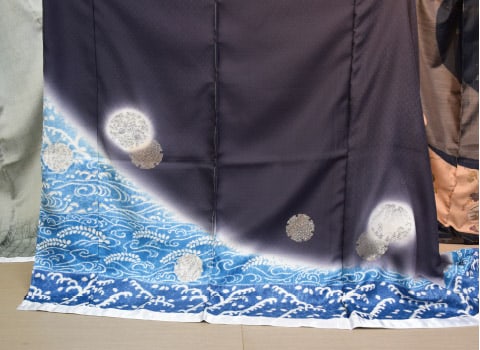 大島紬とは思えないシックなデザインが素敵。